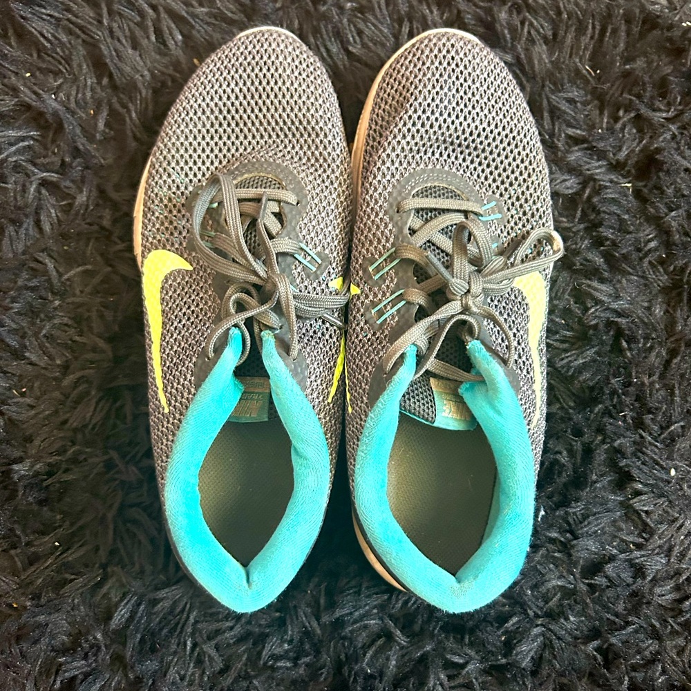 women’s nike running shoes; size 8